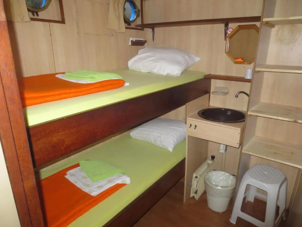 Botel Zebra Amsterdam 2*,