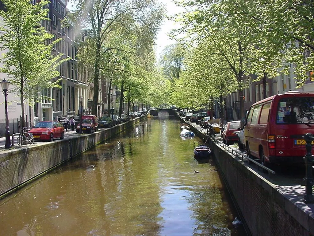 Botel Zebra Amsterdam 2*,